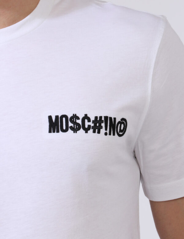 T-shirt Moschino Bianco - T-shirt classica su base bianca con stampa logo brand nero ad altezza cuore. La vestibilità è morb