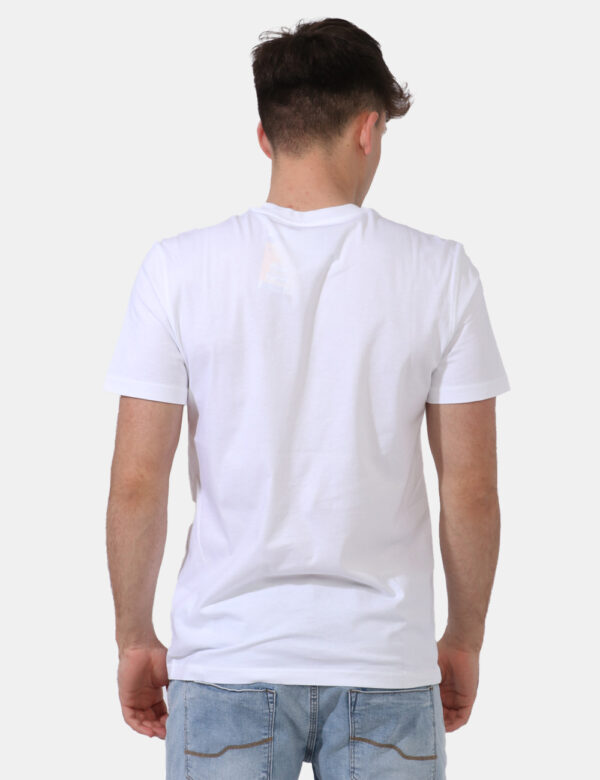 T-shirt Moschino Bianco - T-shirt classica su base bianca con stampa logo brand nero ad altezza cuore. La vestibilità è morb