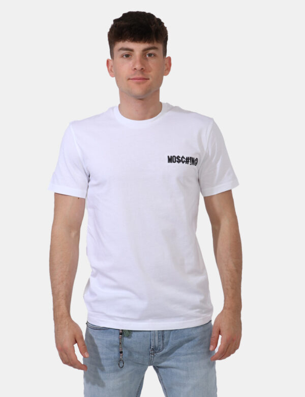 T-shirt Moschino Bianco - T-shirt classica su base bianca con stampa logo brand nero ad altezza cuore. La vestibilità è morb