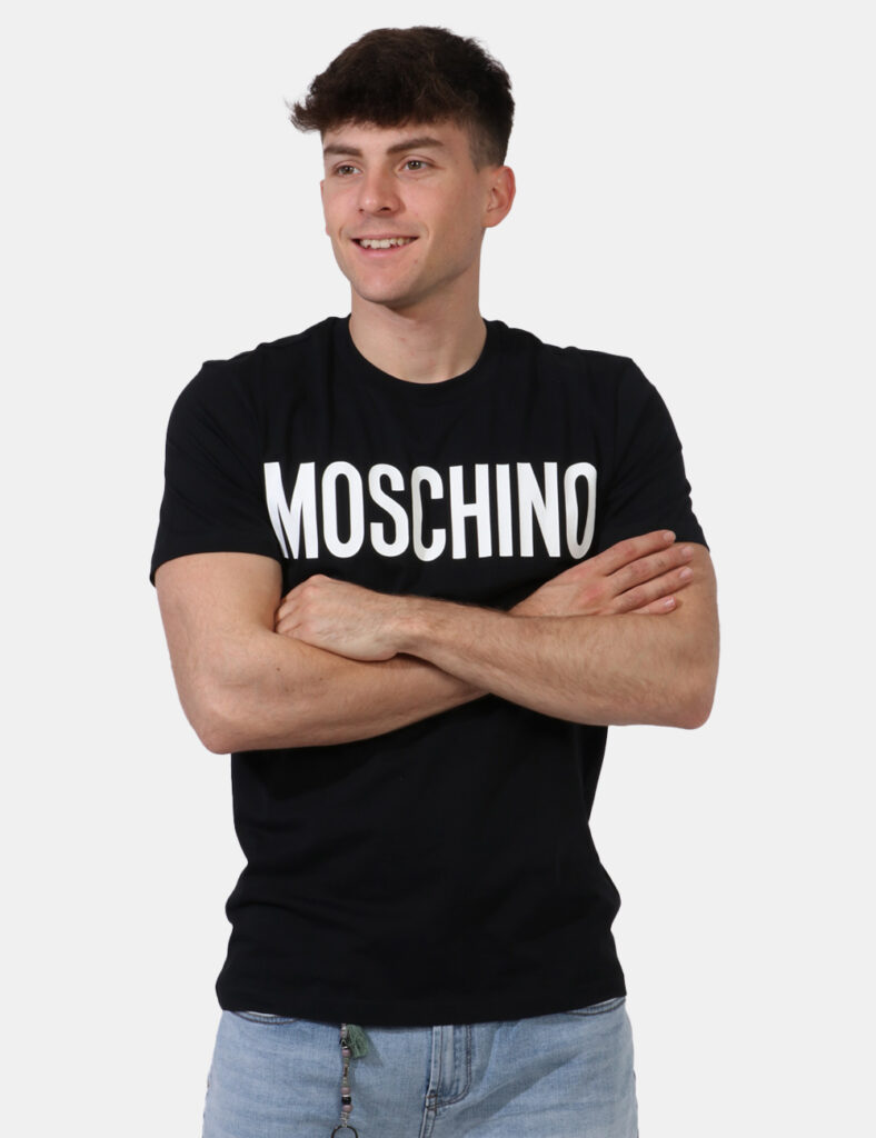 T-shirt Moschino Nero - T-shirt classica su base nera con stampa logo brand bianco. La vestibilità è morbida e regolare. La
