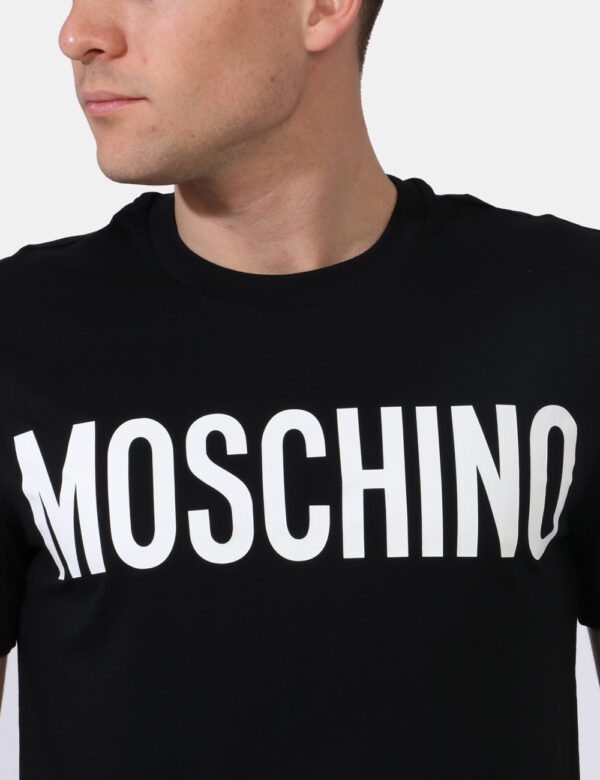 T-shirt Moschino Nero - T-shirt classica su base nera con stampa logo brand bianco. La vestibilità è morbida e regolare. La