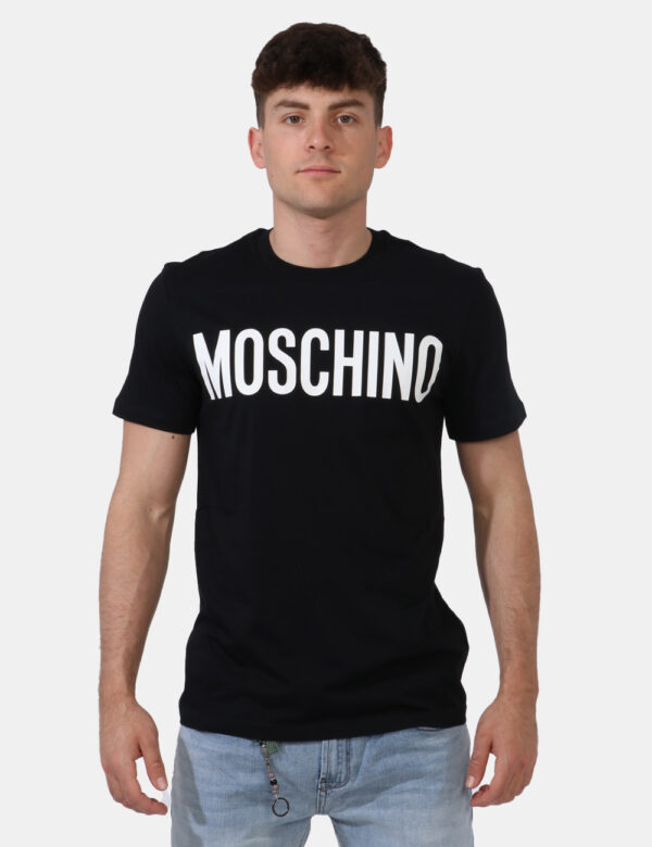 T-shirt Moschino Nero - T-shirt classica su base nera con stampa logo brand bianco. La vestibilità è morbida e regolare. La