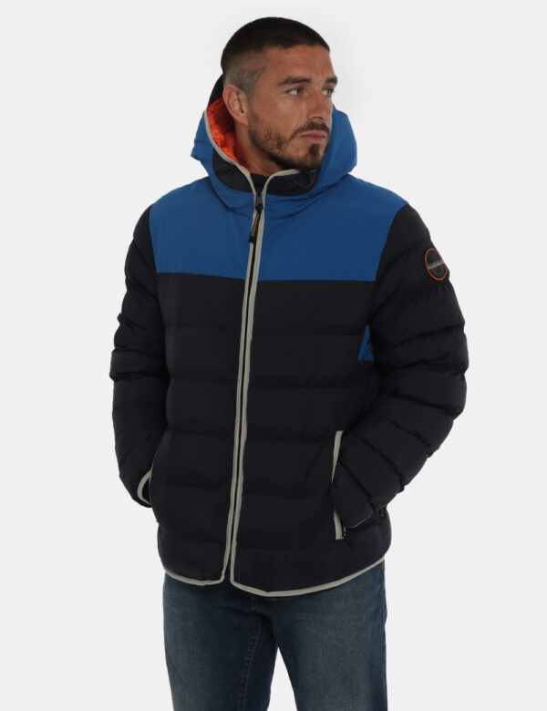 Piumino Napapijri blu - COMPOSIZIONE E VESTIBILITÀ:strato esterno: 100% poliammide Rivestimento: 100% poliacrilato Fodera e