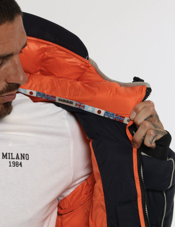 Piumino Napapijri blu - COMPOSIZIONE E VESTIBILITÀ:strato esterno: 100% poliammide Rivestimento: 100% poliacrilato Fodera e