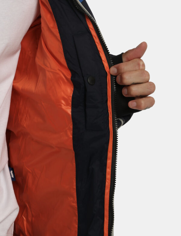 Piumino Napapijri blu - COMPOSIZIONE E VESTIBILITÀ:strato esterno: 100% poliammide Rivestimento: 100% poliacrilato Fodera e