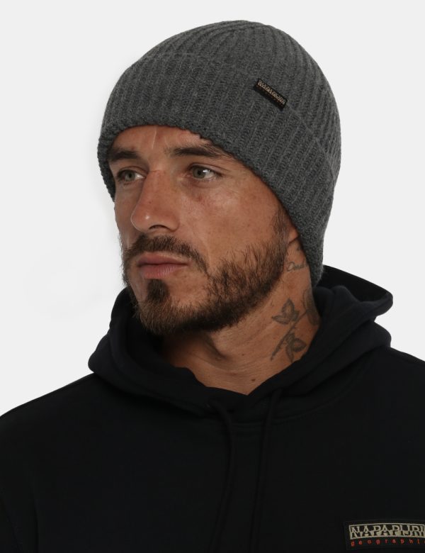 Cappello Napapijri grigio - COMPOSIZIONE E VESTIBILITÀ:100% acrilicoCONSIGLI DI STILE:Cappello modello berretto in total gri