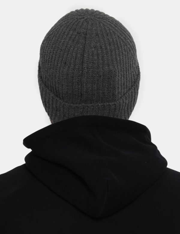 Cappello Napapijri grigio - COMPOSIZIONE E VESTIBILITÀ:100% acrilicoCONSIGLI DI STILE:Cappello modello berretto in total gri