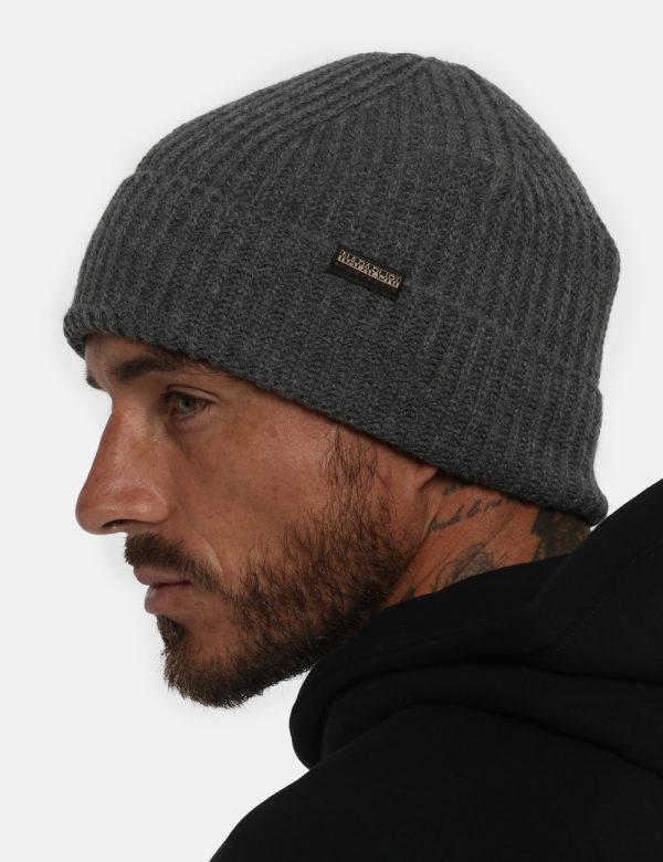 Cappello Napapijri grigio - COMPOSIZIONE E VESTIBILITÀ:100% acrilicoCONSIGLI DI STILE:Cappello modello berretto in total gri
