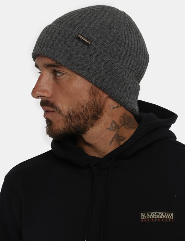 Cappello Napapijri grigio - COMPOSIZIONE E VESTIBILITÀ:100% acrilicoCONSIGLI DI STILE:Cappello modello berretto in total gri