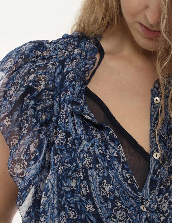 Camicia Pepe Jeans camicia più top fantasia blu - COMPOSIZIONE E VESTIBILITÀ:100% poliestereLa modella è alta 170 cm e indos