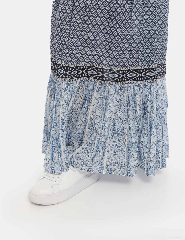 Gonna Pepe Jeans lunga fantasia blu - COMPOSIZIONE E VESTIBILITÀ:100% cotoneIl modello è alto 178 cm e indossa la taglia L.