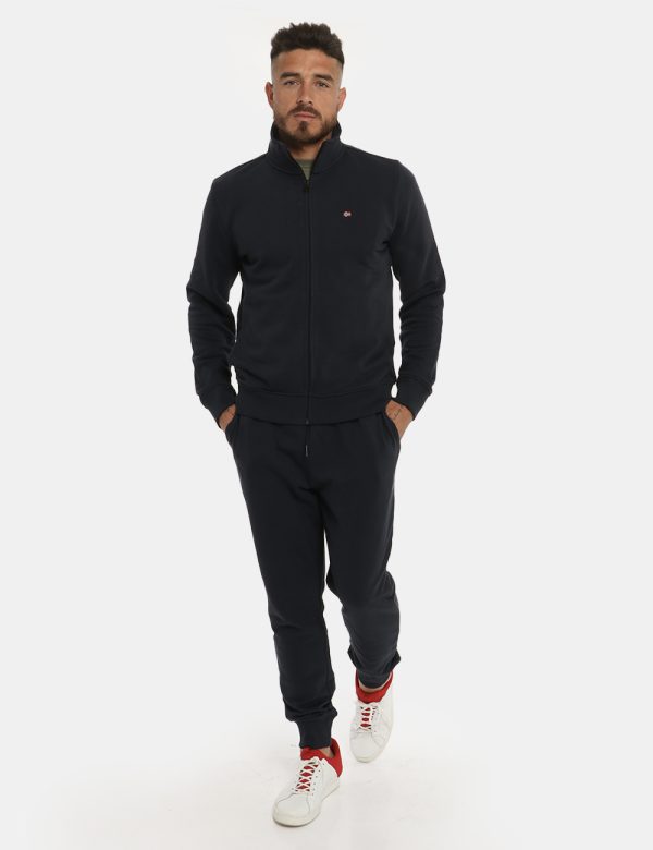 Pantalone Napapijiri blu - COMPOSIZIONE E VESTIBILITÀ:100% cotoneIl modello è alto 178 cm e indossa la taglia L. La vestibil