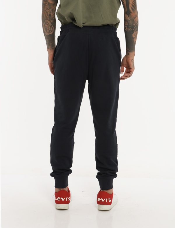 Pantalone Napapijiri blu - COMPOSIZIONE E VESTIBILITÀ:100% cotoneIl modello è alto 178 cm e indossa la taglia L. La vestibil