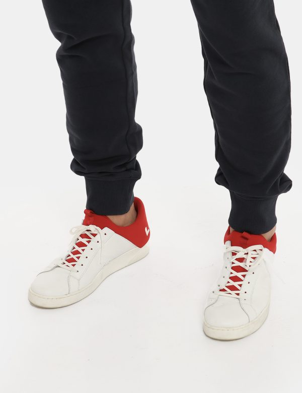 Pantalone Napapijiri blu - COMPOSIZIONE E VESTIBILITÀ:100% cotoneIl modello è alto 178 cm e indossa la taglia L. La vestibil