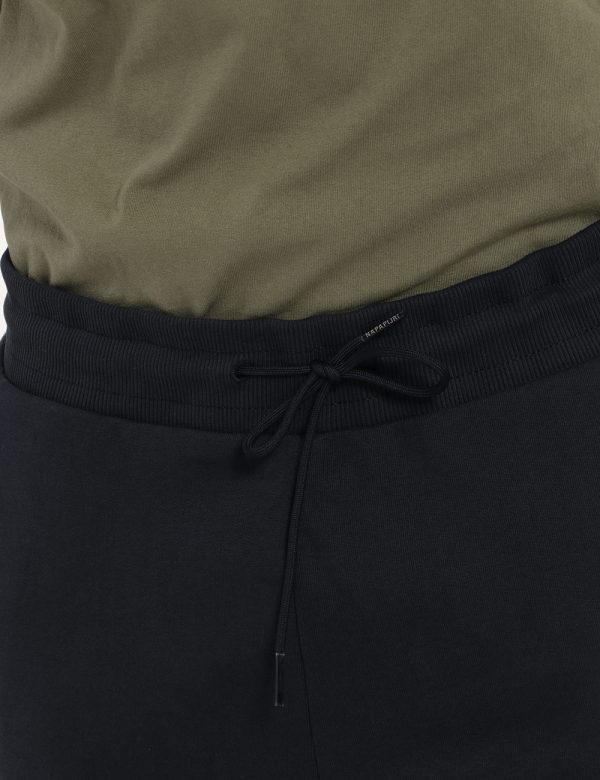 Pantalone Napapijiri blu - COMPOSIZIONE E VESTIBILITÀ:100% cotoneIl modello è alto 178 cm e indossa la taglia L. La vestibil