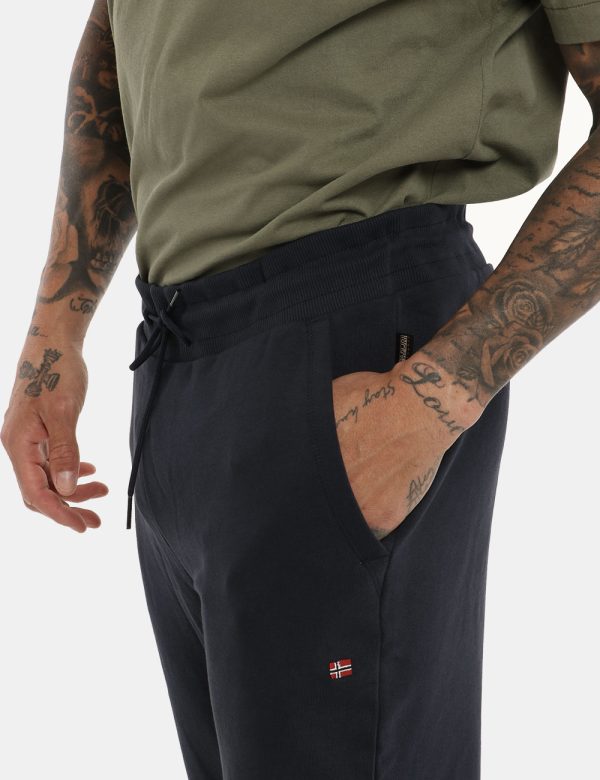 Pantalone Napapijiri blu - COMPOSIZIONE E VESTIBILITÀ:100% cotoneIl modello è alto 178 cm e indossa la taglia L. La vestibil