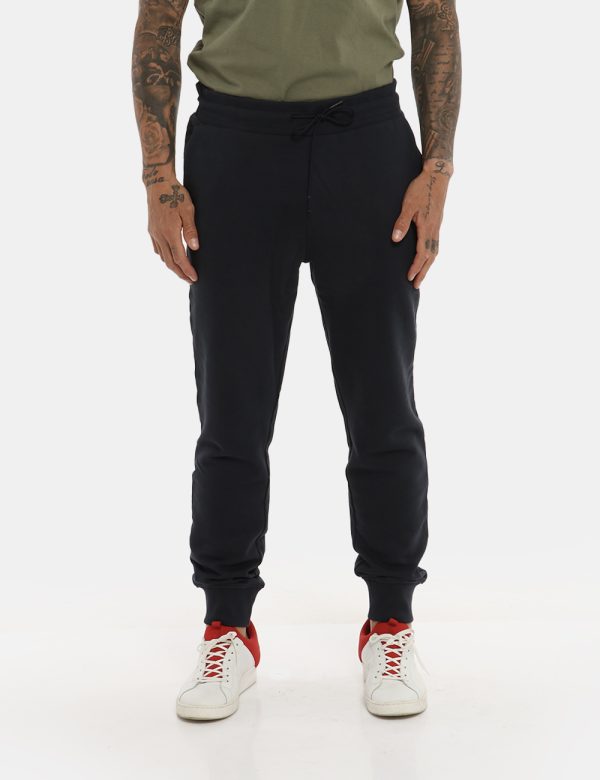 Pantalone Napapijiri blu - COMPOSIZIONE E VESTIBILITÀ:100% cotoneIl modello è alto 178 cm e indossa la taglia L. La vestibil