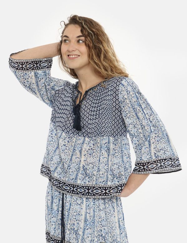 Maglia Pepe Jeans fantasia blu - COMPOSIZIONE E VESTIBILITÀ:100% poliestere La modella è alta 170 cm e indossa la taglia S.