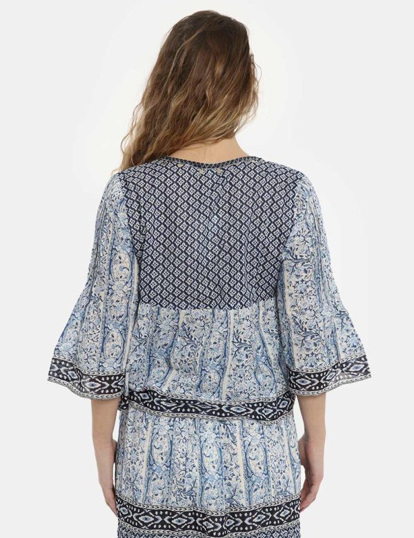 Maglia Pepe Jeans fantasia blu - COMPOSIZIONE E VESTIBILITÀ:100% poliestere La modella è alta 170 cm e indossa la taglia S.