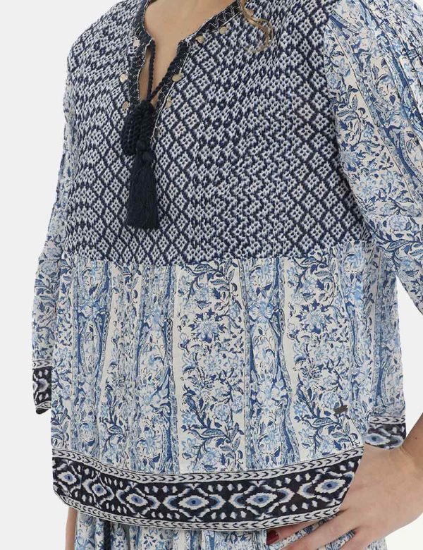 Maglia Pepe Jeans fantasia blu - COMPOSIZIONE E VESTIBILITÀ:100% poliestere La modella è alta 170 cm e indossa la taglia S.