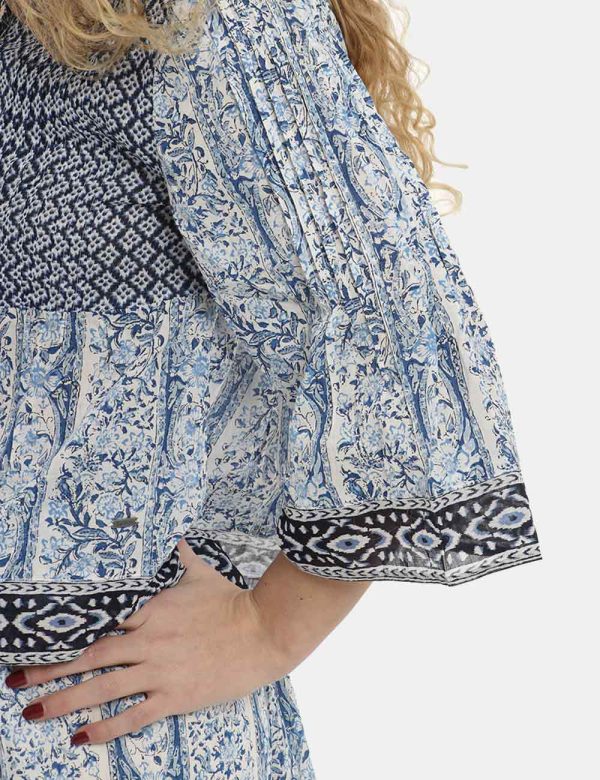 Maglia Pepe Jeans fantasia blu - COMPOSIZIONE E VESTIBILITÀ:100% poliestere La modella è alta 170 cm e indossa la taglia S.