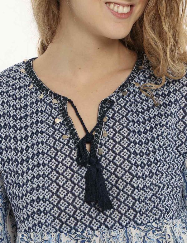 Maglia Pepe Jeans fantasia blu - COMPOSIZIONE E VESTIBILITÀ:100% poliestere La modella è alta 170 cm e indossa la taglia S.