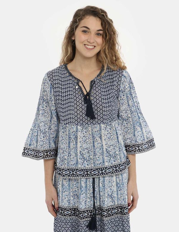 Maglia Pepe Jeans fantasia blu - COMPOSIZIONE E VESTIBILITÀ:100% poliestere La modella è alta 170 cm e indossa la taglia S.