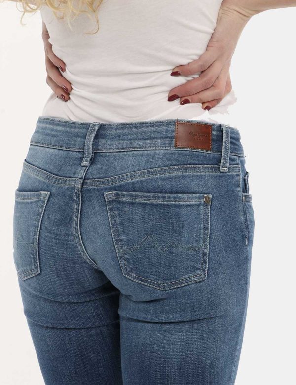 Jeans Pepe Jeans blu denim - COMPOSIZIONE E VESTIBILITÀ:82,5% cotone 8% poliestere 8% viscosa 1,5% elastaneLa modella è alta