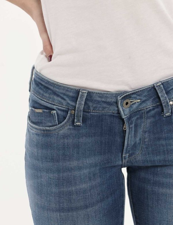 Jeans Pepe Jeans blu denim - COMPOSIZIONE E VESTIBILITÀ:82,5% cotone 8% poliestere 8% viscosa 1,5% elastaneLa modella è alta