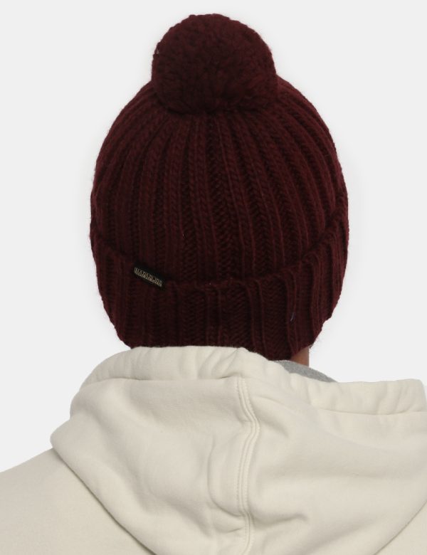 Cappello Napapijri bordeaux - COMPOSIZIONE E VESTIBILITÀ:75% acrilico 10% lana 10% poliamide 5% viscosaCONSIGLI DI STILE:Cap
