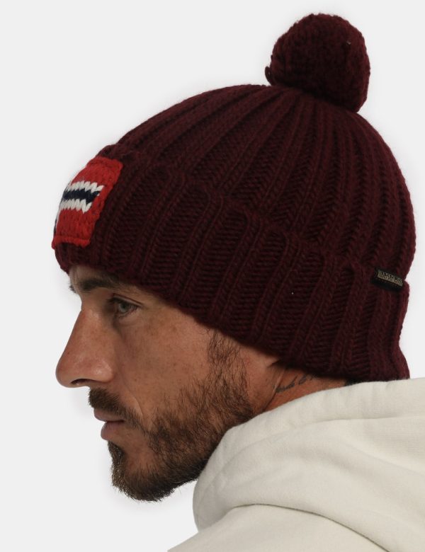 Cappello Napapijri bordeaux - COMPOSIZIONE E VESTIBILITÀ:75% acrilico 10% lana 10% poliamide 5% viscosaCONSIGLI DI STILE:Cap