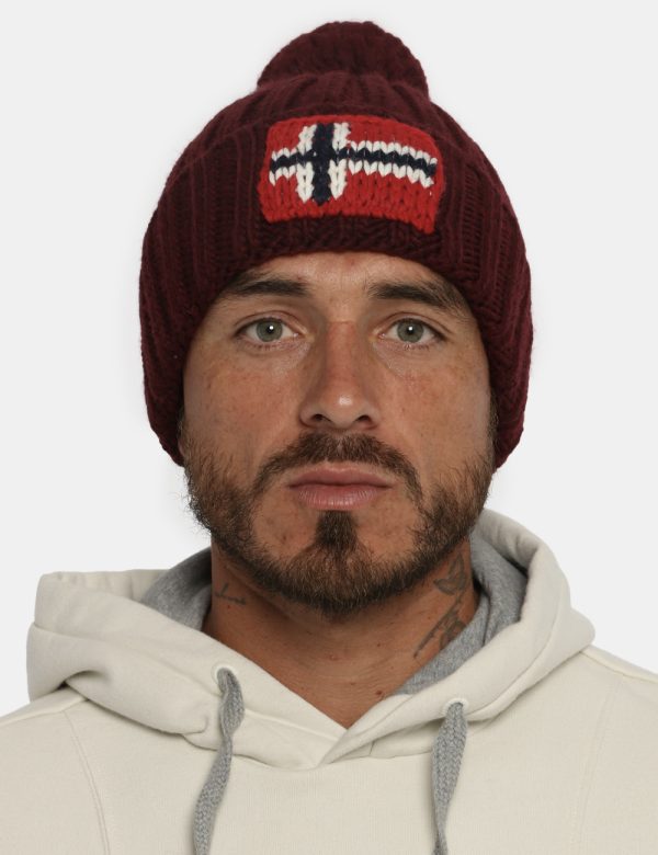 Cappello Napapijri bordeaux - COMPOSIZIONE E VESTIBILITÀ:75% acrilico 10% lana 10% poliamide 5% viscosaCONSIGLI DI STILE:Cap