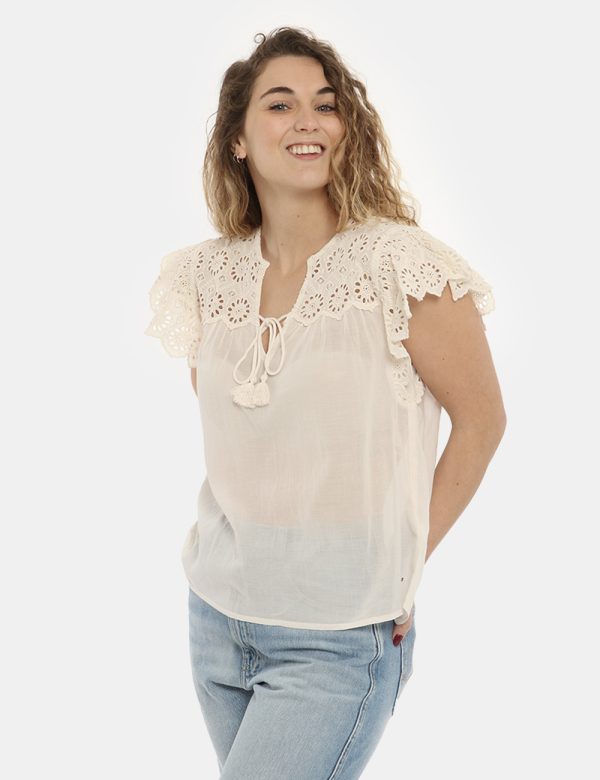 Camicia Pepe Jeans bianca - COMPOSIZIONE E VESTIBILITÀ:58% viscosa 42% cotoneLa modella è alta 170 cm e indossa la taglia S.