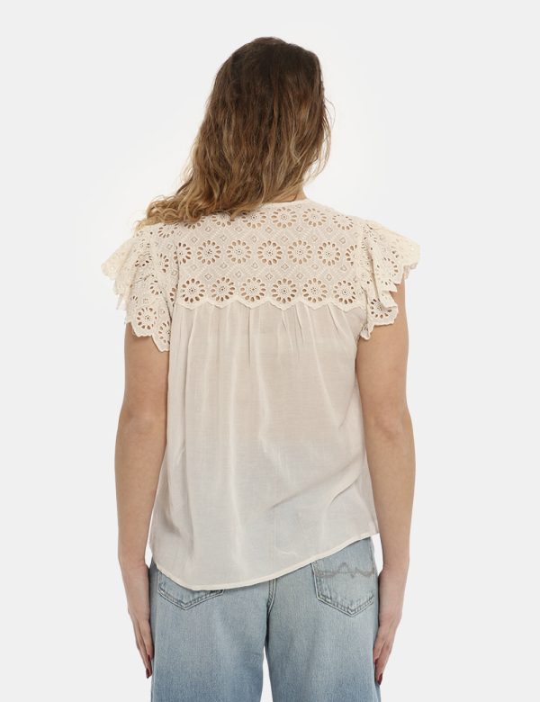 Camicia Pepe Jeans bianca - COMPOSIZIONE E VESTIBILITÀ:58% viscosa 42% cotoneLa modella è alta 170 cm e indossa la taglia S.