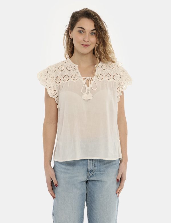 Camicia Pepe Jeans bianca - COMPOSIZIONE E VESTIBILITÀ:58% viscosa 42% cotoneLa modella è alta 170 cm e indossa la taglia S.