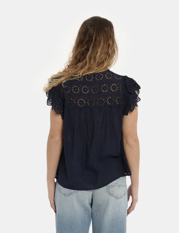 Camicia Pepe Jeans blu - COMPOSIZIONE E VESTIBILITÀ:58% viscosa 42% cotoneLa modella è alta 170 cm e indossa la taglia S. La