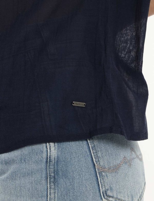 Camicia Pepe Jeans blu - COMPOSIZIONE E VESTIBILITÀ:58% viscosa 42% cotoneLa modella è alta 170 cm e indossa la taglia S. La