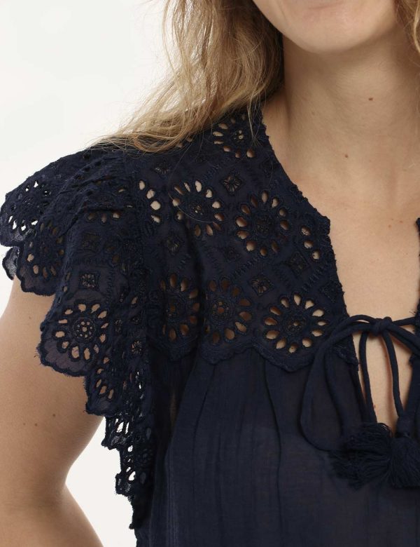 Camicia Pepe Jeans blu - COMPOSIZIONE E VESTIBILITÀ:58% viscosa 42% cotoneLa modella è alta 170 cm e indossa la taglia S. La