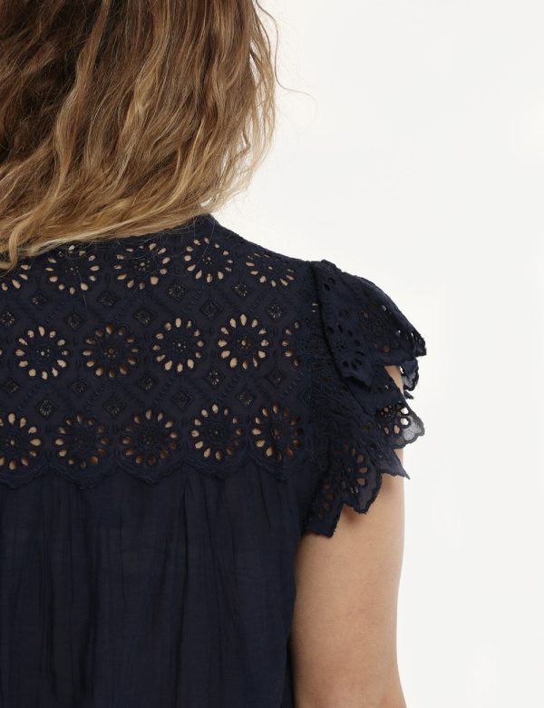 Camicia Pepe Jeans blu - COMPOSIZIONE E VESTIBILITÀ:58% viscosa 42% cotoneLa modella è alta 170 cm e indossa la taglia S. La