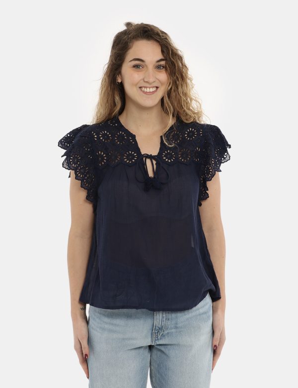 Camicia Pepe Jeans blu - COMPOSIZIONE E VESTIBILITÀ:58% viscosa 42% cotoneLa modella è alta 170 cm e indossa la taglia S. La