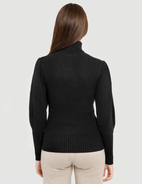 Maglione Smiling London a coste - 48% viscosa 28% poliestere 24% nylonLa modella indossa la taglia S ed è alta 178 cm e la