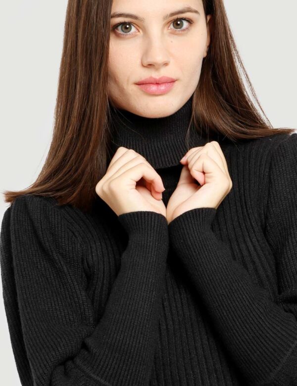 Maglione Smiling London a coste - 48% viscosa 28% poliestere 24% nylonLa modella indossa la taglia S ed è alta 178 cm e la