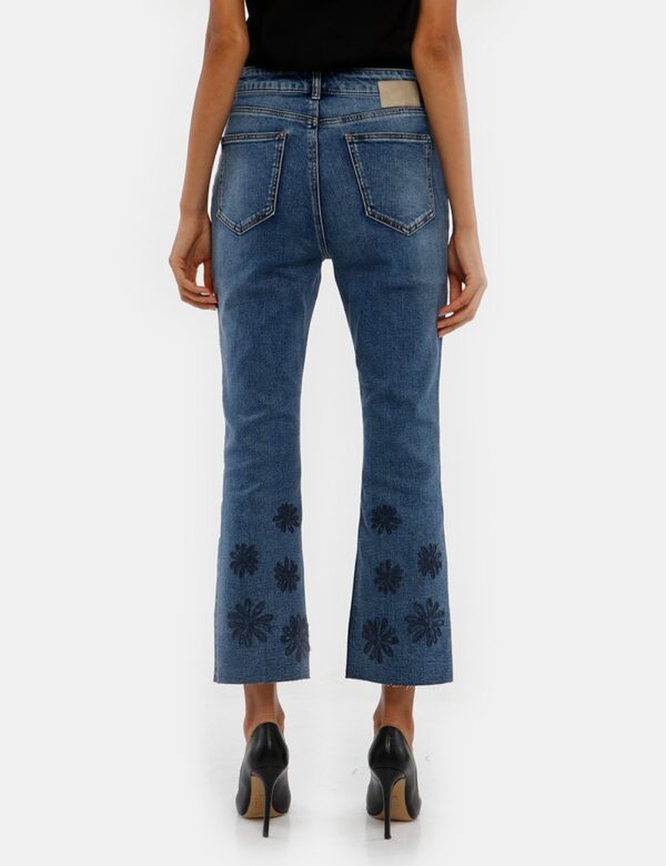 Jeans Desigual floreali - 98% cotone 2% elastinaLa modella indossa la taglia 40 ed è alta 178 cm e la vestibilità è regolare