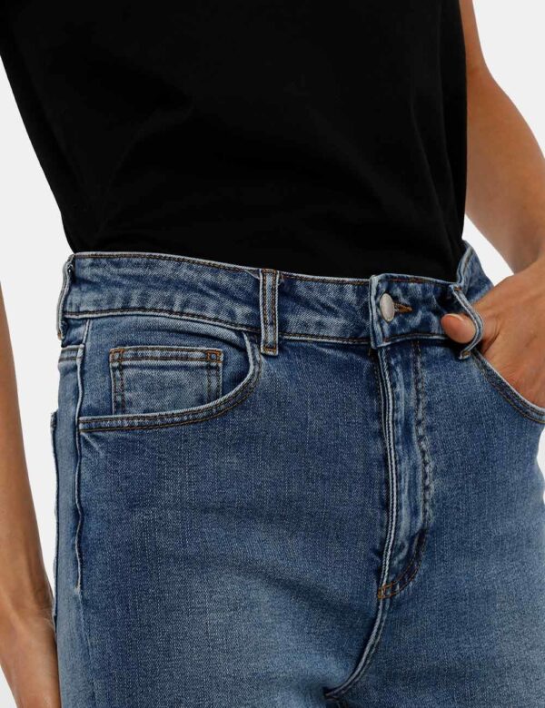 Jeans Desigual floreali - 98% cotone 2% elastinaLa modella indossa la taglia 40 ed è alta 178 cm e la vestibilità è regolare