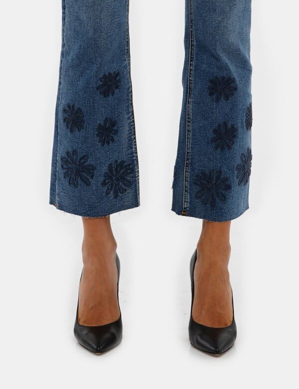 Jeans Desigual floreali - 98% cotone 2% elastinaLa modella indossa la taglia 40 ed è alta 178 cm e la vestibilità è regolare