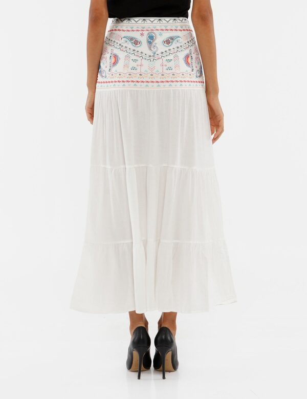 Gonna Desigual ricamata - 86% viscosa 14% linoLa modella indossa la taglia S ed è alta 178 cm e la vestibilità è regolareCre
