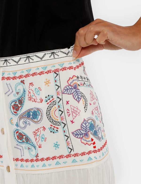 Gonna Desigual ricamata - 86% viscosa 14% linoLa modella indossa la taglia S ed è alta 178 cm e la vestibilità è regolareCre