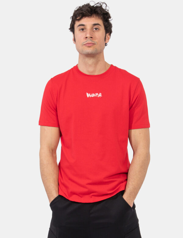 T-shirt Disclaimer Rosso - T-shirt su sfondo rosso scarlatto con stampa logo brand bianco sul fronte e stampa bianca sul ret