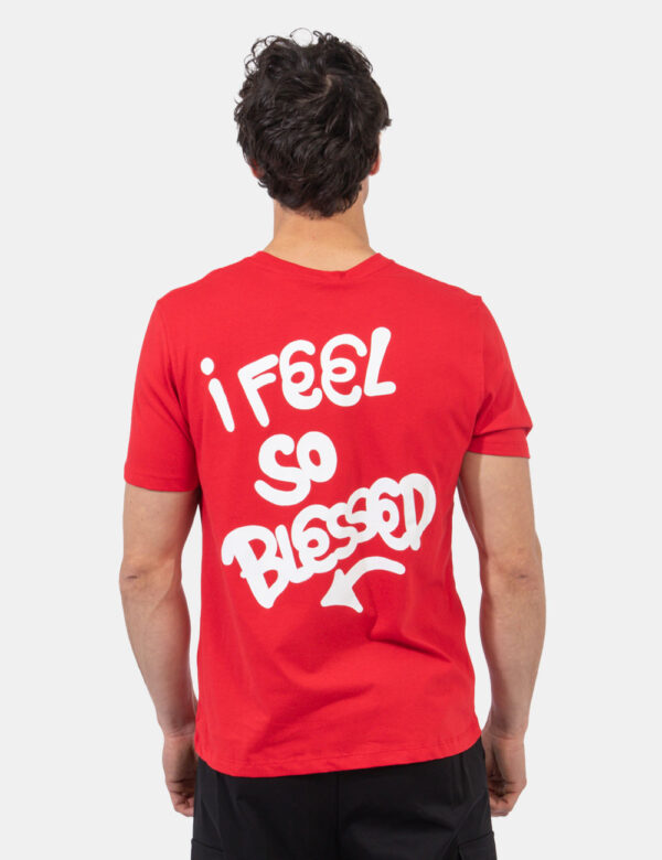 T-shirt Disclaimer Rosso - T-shirt su sfondo rosso scarlatto con stampa logo brand bianco sul fronte e stampa bianca sul ret