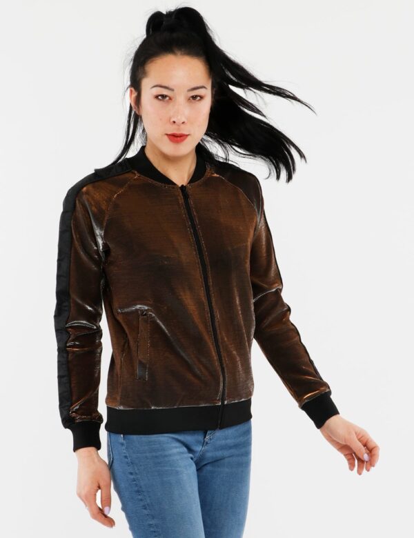Felpa Kappa metallizzata - 78% poliestere 17% film pet metallico 5% elastaneLa modella indossa una taglia S è alta 173 cm e